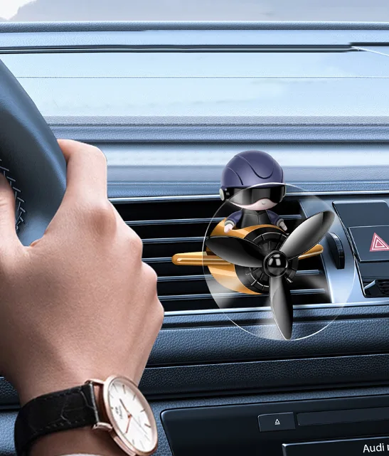 Автомобільний ароматизатор Астронавт літачок на обдув дефлектор пластик 7,5x6,5 см Зелений Синій Золотий