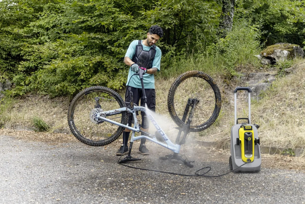 Акумуляторна мінімийка Karcher 18В 24бар 200л/год бак для води 12л