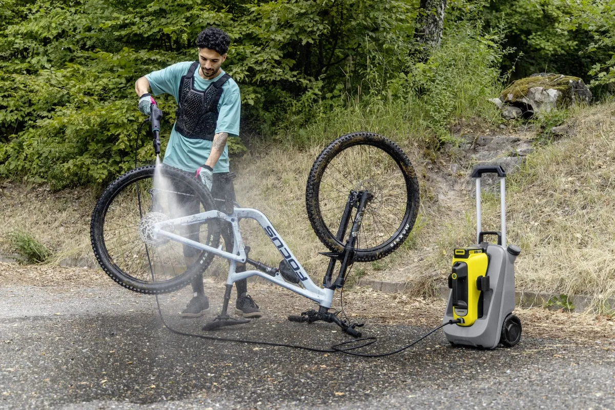 Акумуляторна мінімийка Karcher 18В 24бар 200л/год бак для води 12л