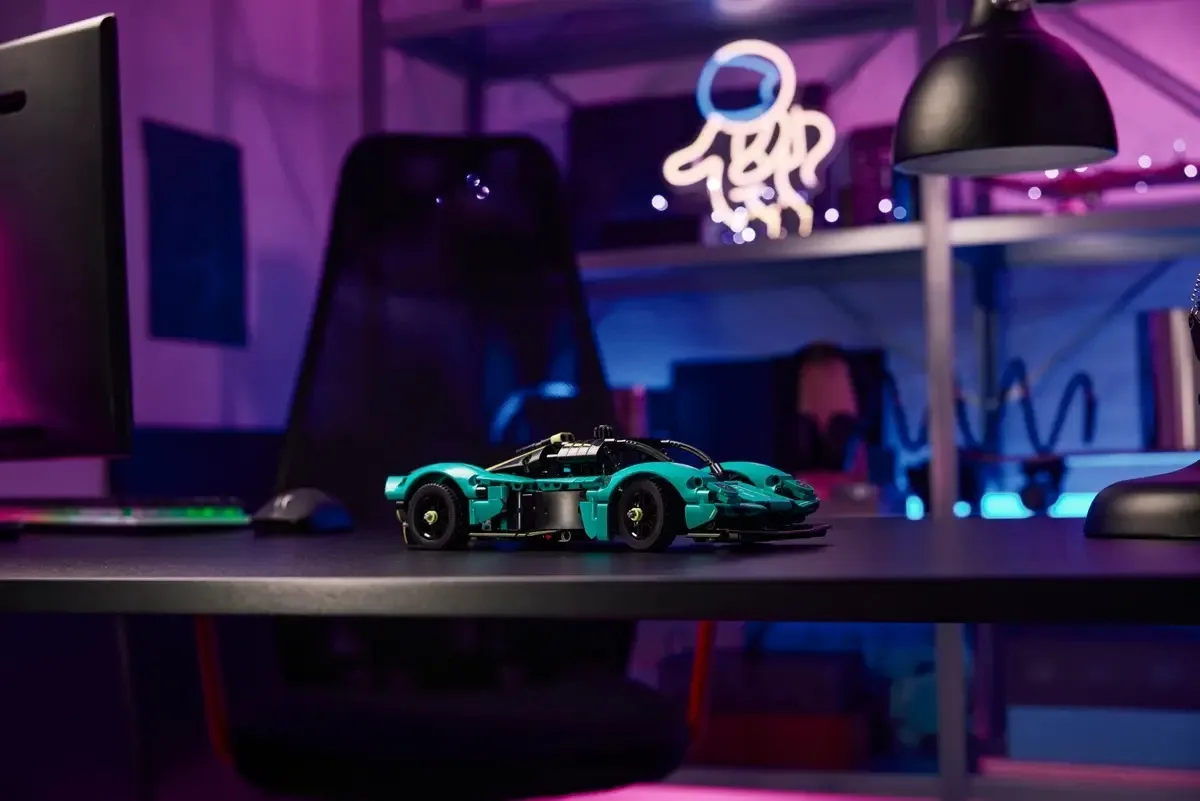 Конструктор LEGO Technic Aston Martin Valkyrie