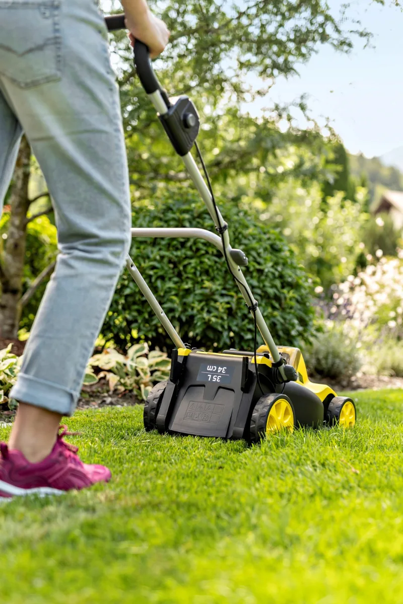 Аккумуляторная газонокосилка Karcher LMO 34-18 Dual 18В, ширина кошения 34 см, высота среза 25-60 мм.