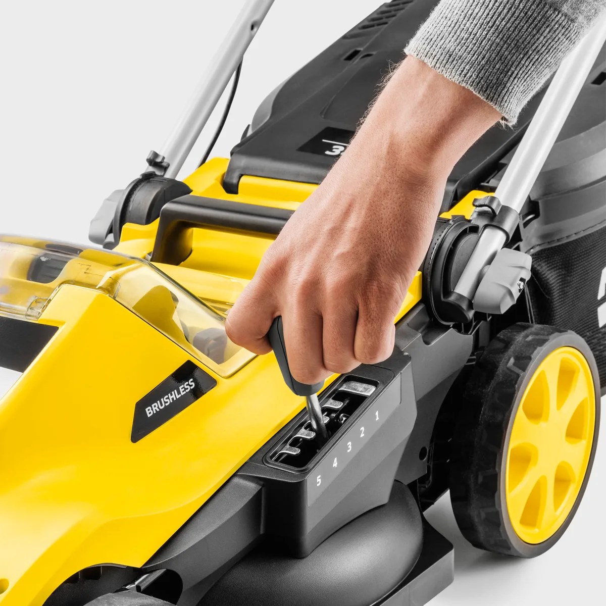 Аккумуляторная газонокосилка Karcher LMO 34-18 Dual 18В, ширина кошения 34 см, высота среза 25-60 мм.