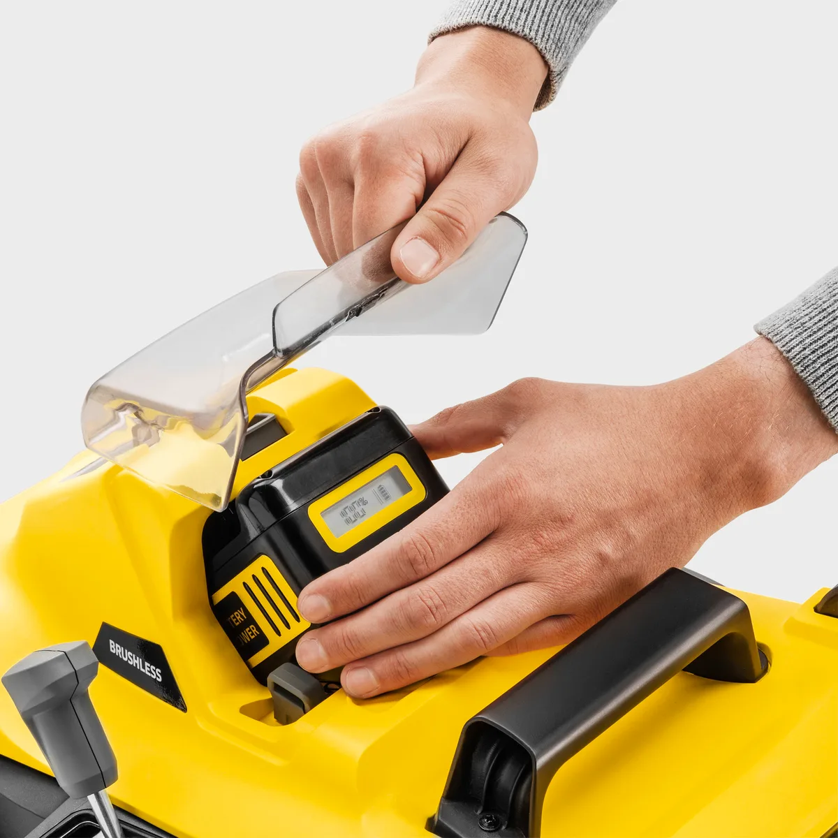 Аккумуляторная газонокосилка Karcher LMO 34-18 Dual 18В, ширина кошения 34 см, высота среза 25-60 мм.