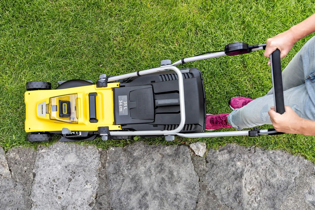 Аккумуляторная газонокосилка Karcher LMO 34-18 Dual 18В, ширина кошения 34 см, высота среза 25-60 мм.