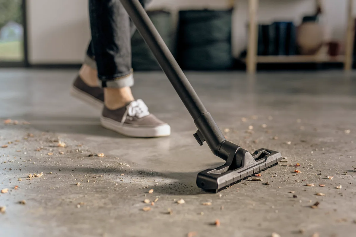 Професійний пилосос Karcher KWD 1 W V-12/2/18 потужністю 1000Вт з контейнером на 12л та вагою 3.58кг.