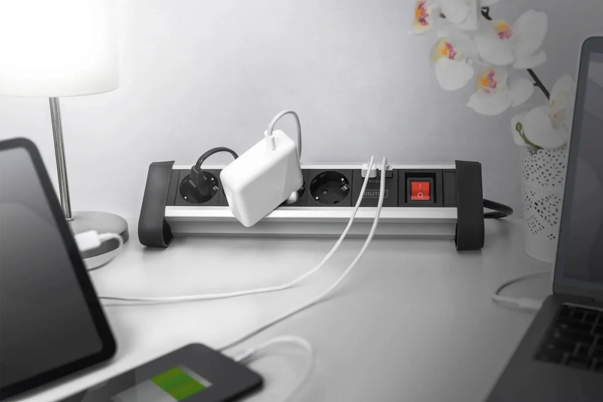 Блок розеток DIGITUS Office, 4xSchuko 16A, 2xUSB 2A, вимикач, 1.5м, вилка Schuko