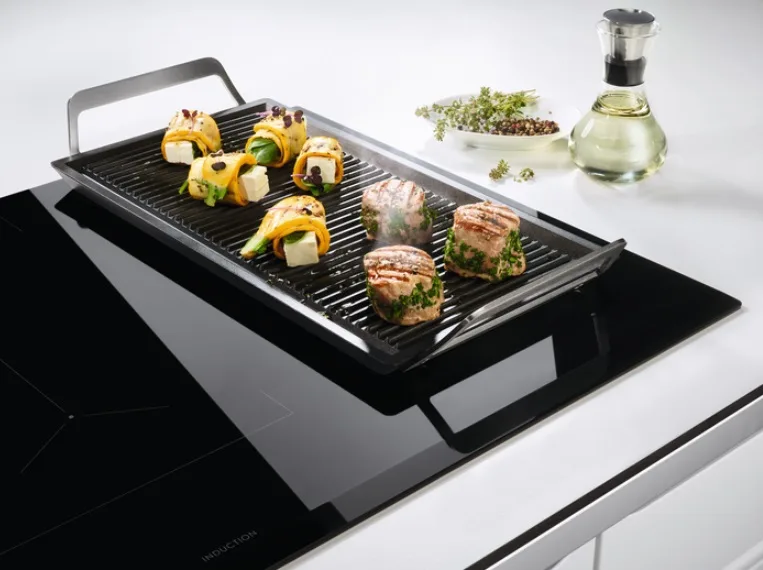 Індукційна варильна панель Electrolux, 60 см, з розширеною зоною та функцією Hob2Hood, чорного кольору.