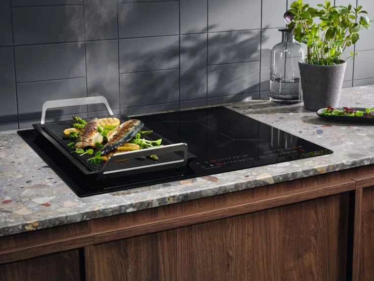 Індукційна варильна панель Electrolux, 60 см, з розширеною зоною та функцією Hob2Hood, чорного кольору.