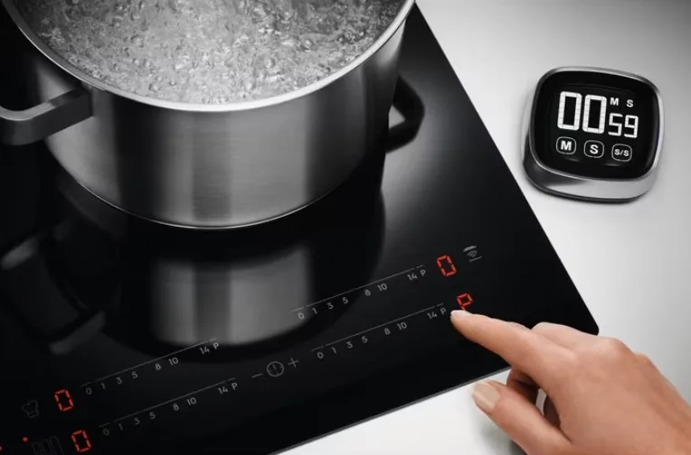 Індукційна варильна панель Electrolux, 60 см, з розширеною зоною та функцією Hob2Hood, чорного кольору.