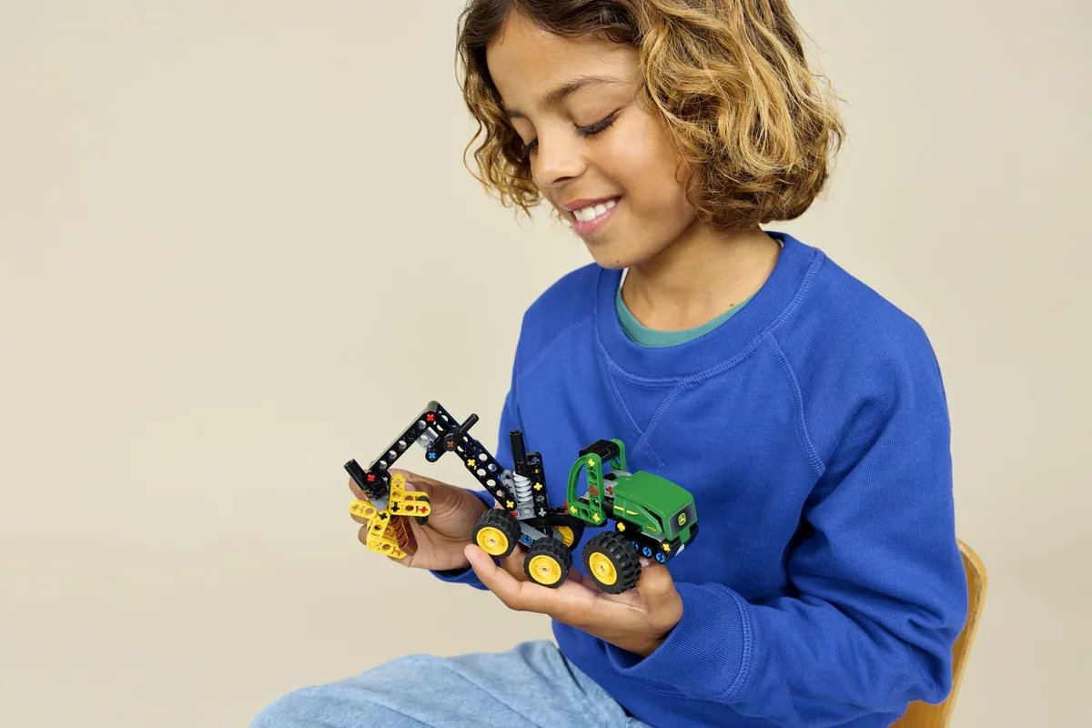 Конструктор LEGO Technic Колісний комбайн John Deere 1470H