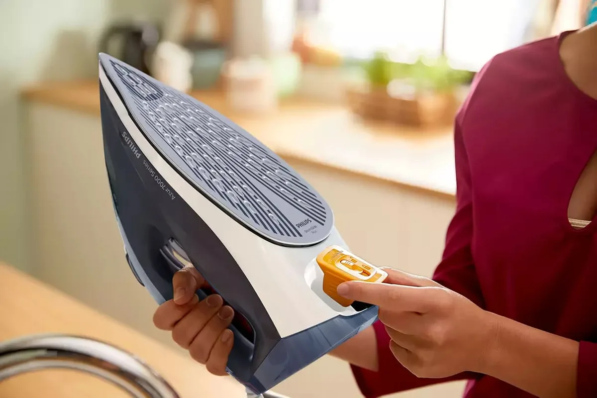 Праска Philips 7000 Series, 2800Вт, 300мл, потужний паровий удар - 250гр, постійний пар - 50гр, нержавіюча сталь, темно-синій.