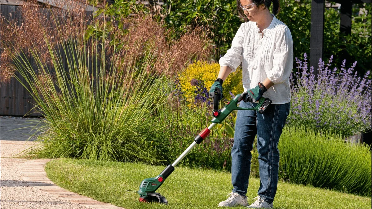 Акумуляторний садовий тример Bosch UniversalGrassCut 18V-26-500, 1x2.5А·год, 26 см, легкий (3.5 кг) для зручного догляду за газоно