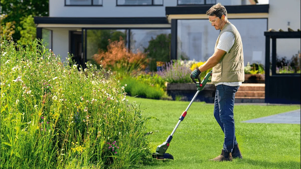 Акумуляторний садовий тример Bosch UniversalGrassCut 18V-26-500, 1x2.5А·год, 26 см, легкий (3.5 кг) для зручного догляду за газоно