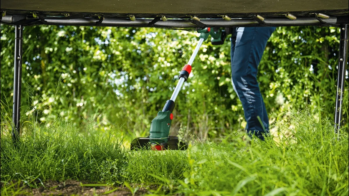 Акумуляторний садовий тример Bosch UniversalGrassCut 18V-26-500, 1x2.5А·год, 26 см, легкий (3.5 кг) для зручного догляду за газоно