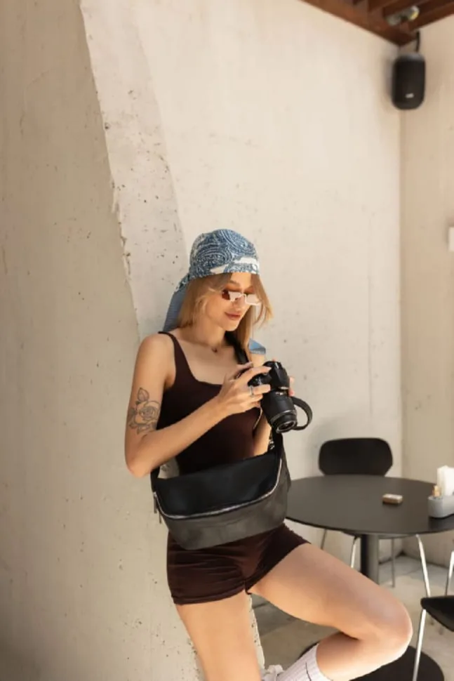 Сумка бананка TARWA кожаная черная для фотоаппарата на пояс унисекс стильная сумка кросс-боди