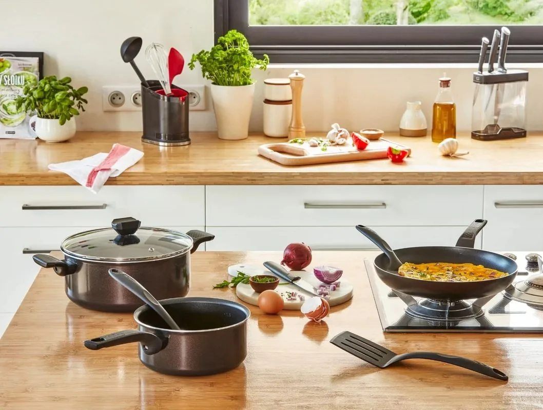 Сковорода Tefal Simply Clean, 26 см, алюмінієва, з бакелітовою ручкою, чорного кольору.