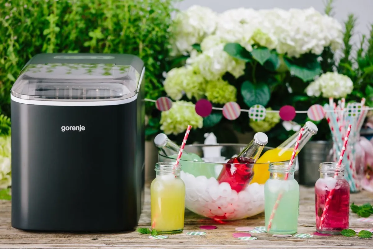 Льодовий автомат для дому Gorenje, 12 кг/добу, 2.2 л, з екраном, чорний.