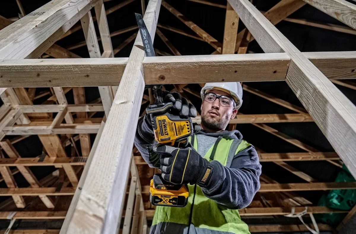Акумуляторна шабельна пила DeWalt XR Li-ion 18В, глибина пропилу 90мм, швидкість 0-2800 ходів/хв, вага 1.43кг, без батареї та заря