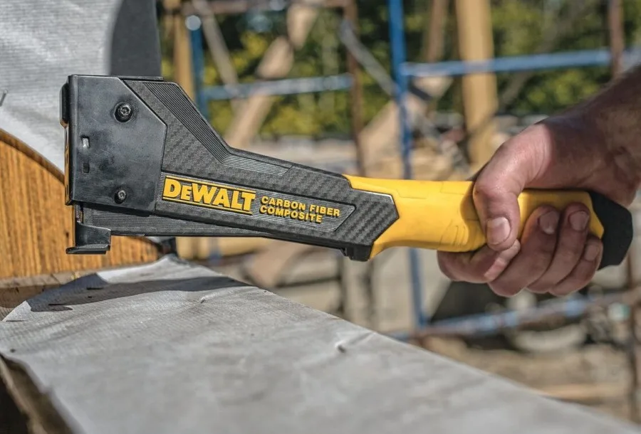 Степлер ударний DeWALT з вуглецевого волокна, 8, 10, 12 мм, для скоб типу G.