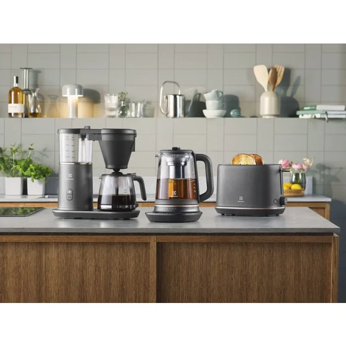 Электрочайник Electrolux 17л, Strix, стеклянный, с заварником, функция поддержания температуры, черный