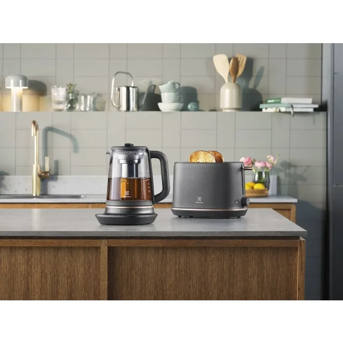 Электрочайник Electrolux 17л, Strix, стеклянный, с заварником, функция поддержания температуры, черный