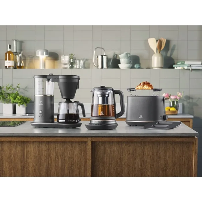 Электрочайник Electrolux 17л, Strix, стеклянный, с заварником, функция поддержания температуры, черный