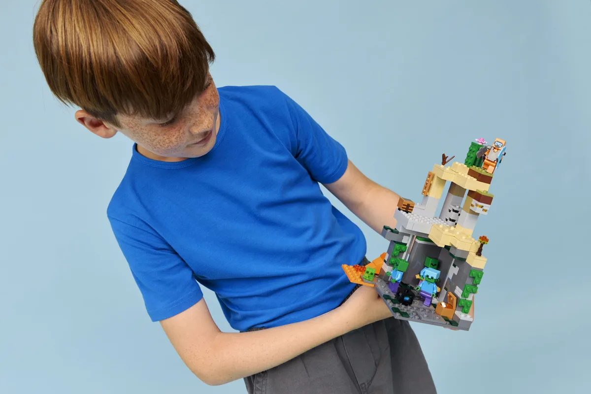 Конструктор LEGO Minecraft Підземелля зомбі