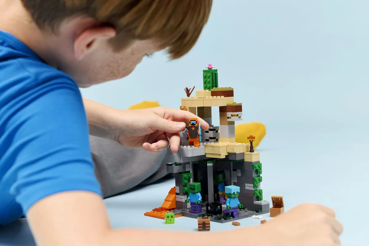 Конструктор LEGO Minecraft Підземелля зомбі