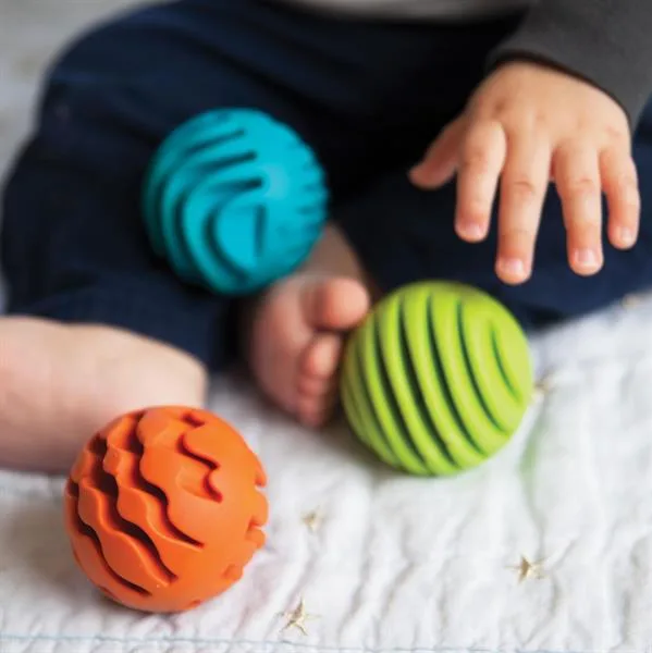 Прорізувач-брязкальце Fat Brain Toys силіконові кулі 6,4 см різнокольорові 3 шт