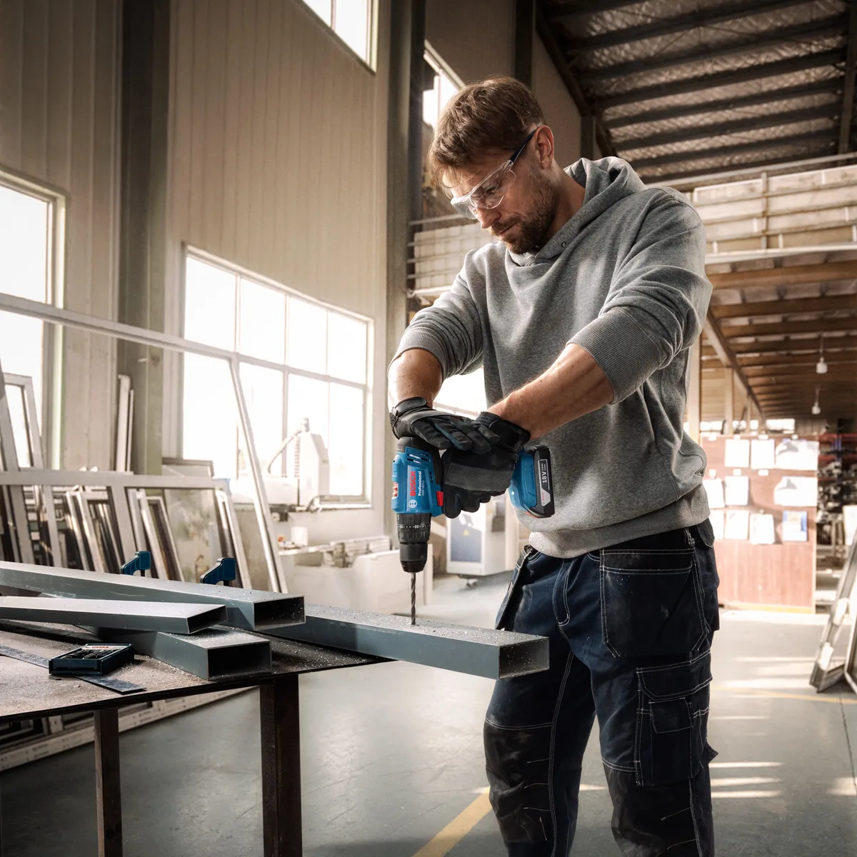 Акумуляторний ударний шурупокрут-дриль Bosch Professional GSB 183-LI 18В, 2х2А·год, 21-56Нм, 374-1815об/хв, у кейсі.