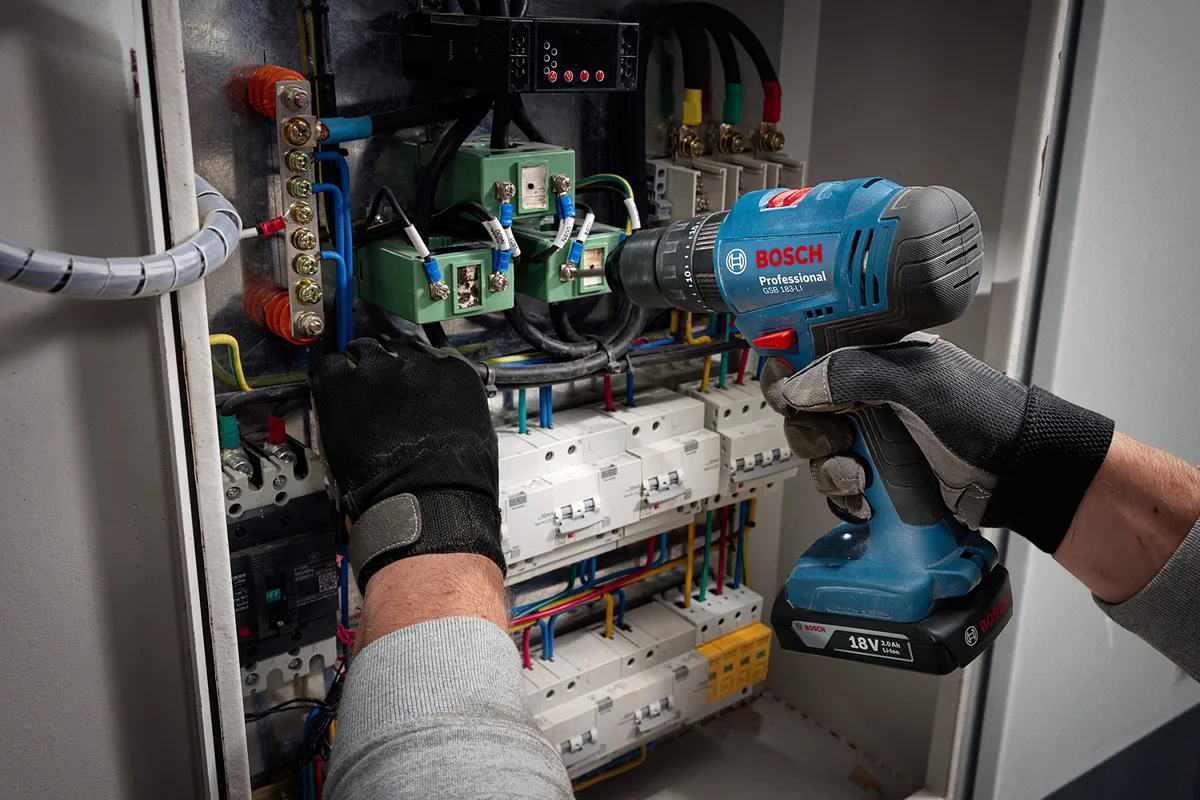 Акумуляторний ударний шурупокрут-дриль Bosch Professional GSB 183-LI 18В, 2х2А·год, 21-56Нм, 374-1815об/хв, у кейсі.