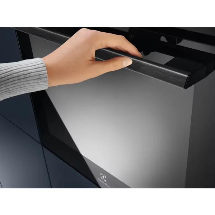 Електрична духова шафа Electrolux, 72л, клас енергоефективності A+, функція пари, LED-дисплей, конвекційний обігрів, телескопічні