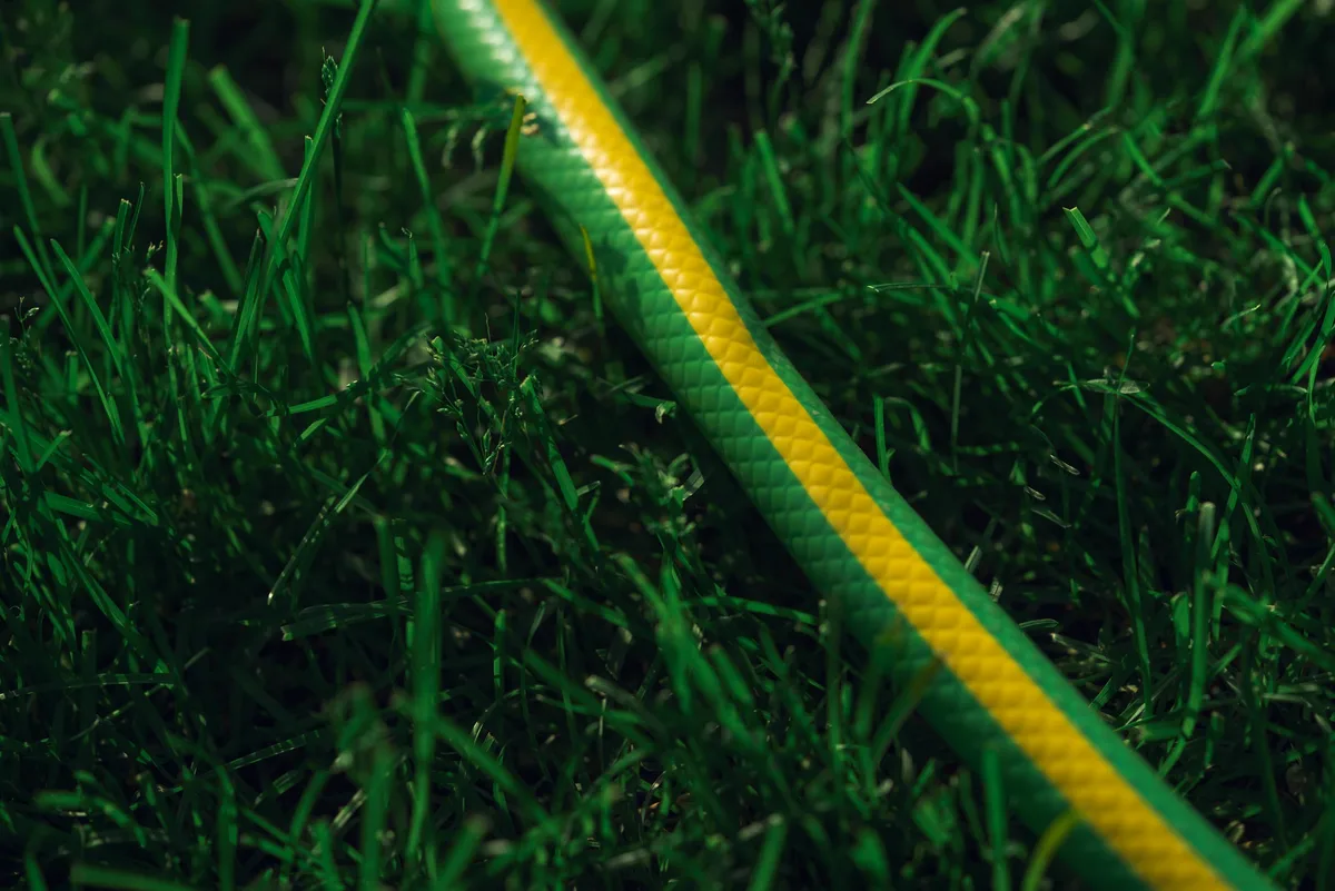 Садовий шланг 2E AquaFlex Green 3/4" 50м, трислойний, витримує тиск до 10 бар, температурний діапазон -5 до +50°C.