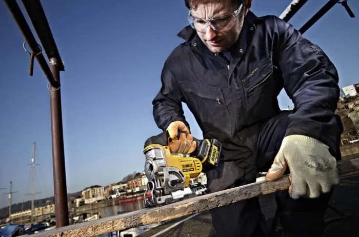 Акумуляторний лобзик DeWalt 18В XR 3000 ходів/хв для різання деревини та пластику без АКБ і ЗП