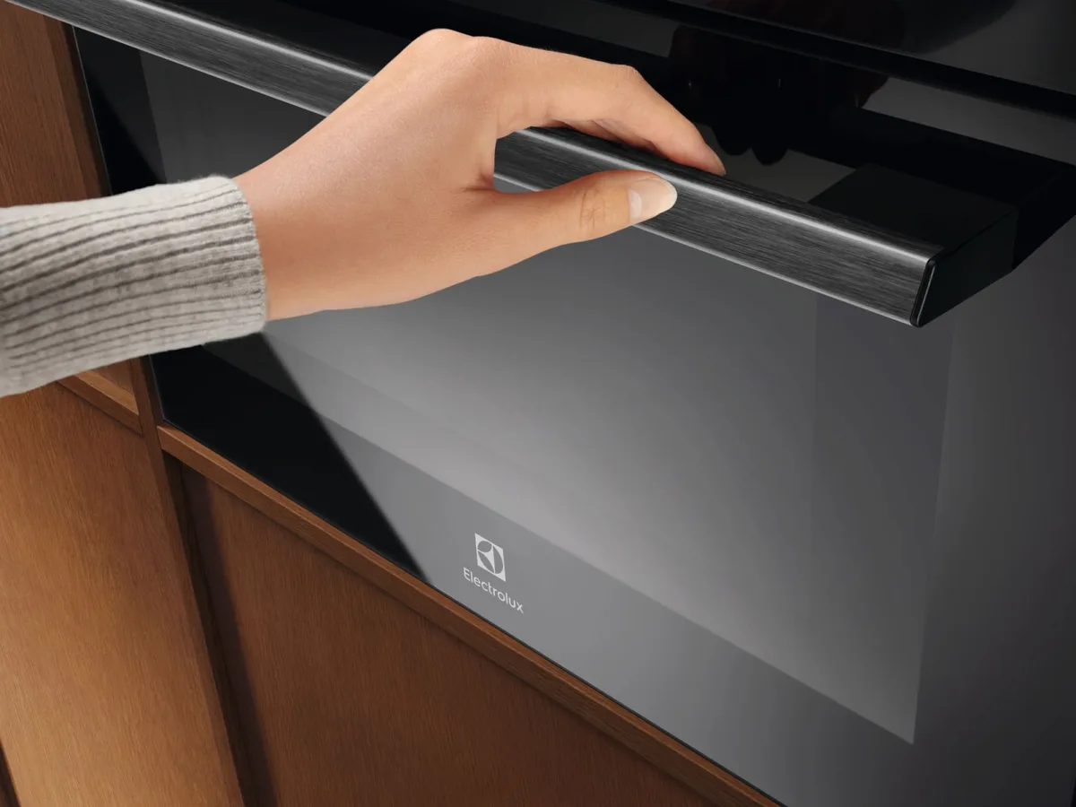 Электрический компактный духовой шкаф Electrolux, 44 л, с дисплеем, конвекцией и функцией микроволн, черный