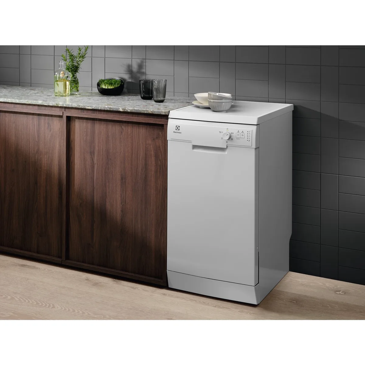 Посудомийна машина Electrolux, 9 комплектів, клас енергоспоживання F, 45 см, інверторна, біла.